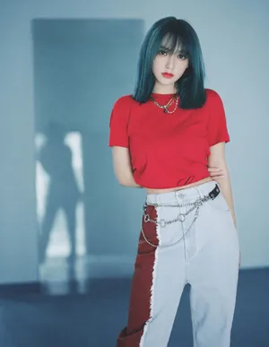程潇红色短T时尚性感写真第8张