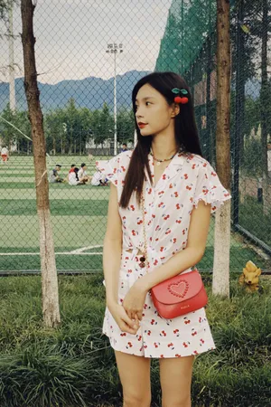 沈梦辰樱桃印花裙街拍照图片_3