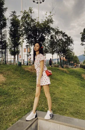 沈梦辰樱桃印花裙街拍照图片_4