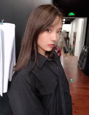 刘力菲黑衫酷感自拍图片