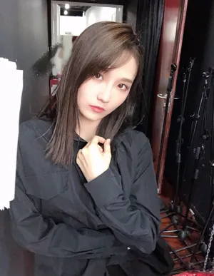 刘力菲黑衫酷感自拍图片_7