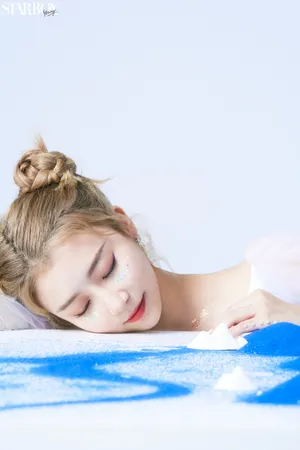 林君怡丸子头甜美写真图片_1