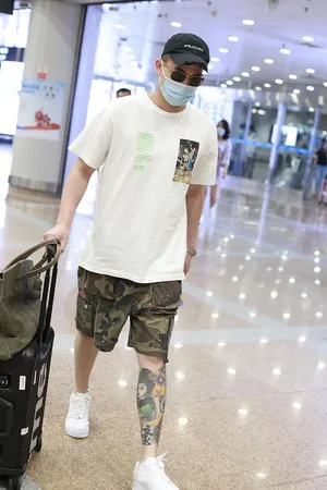 欧豪清爽帅气白T机场照图片_1