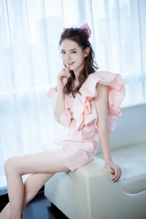 戚薇粉裙性感甜美写真图片第5张