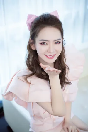 戚薇粉裙性感甜美写真图片_6