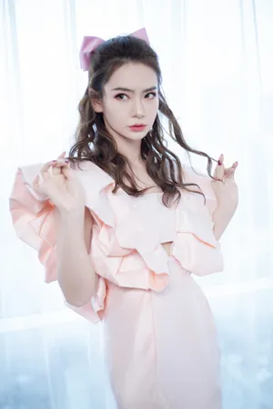 戚薇粉裙性感甜美写真图片第10张