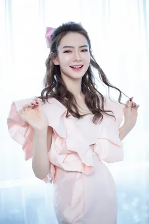 戚薇粉裙性感甜美写真图片第11张