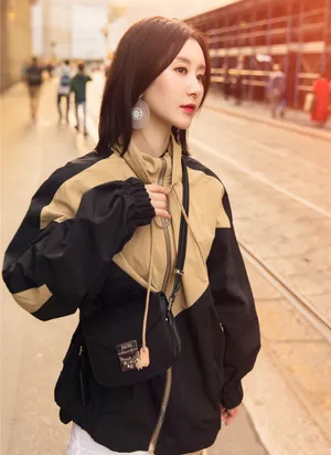 美少女舒畅米兰时髦街拍写真图片