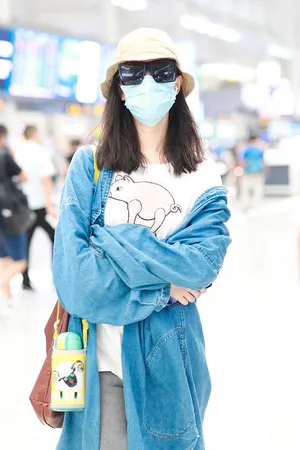 倪妮休闲文艺牛仔外套高铁站照图片