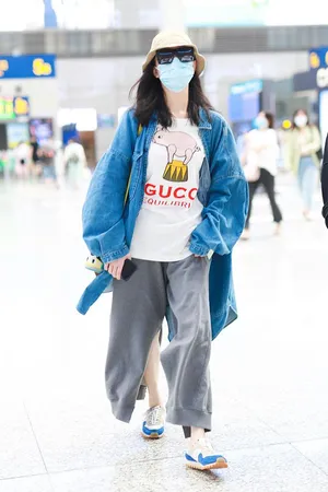 倪妮休闲文艺牛仔外套高铁站照图片