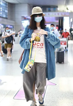 倪妮休闲文艺牛仔外套高铁站照图片_2