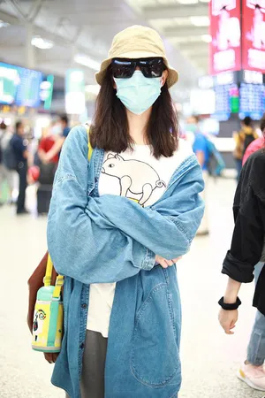倪妮休闲文艺牛仔外套高铁站照图片_3