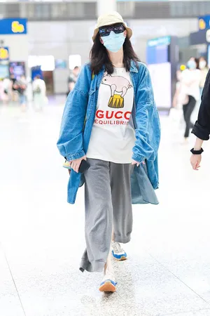 倪妮休闲文艺牛仔外套高铁站照图片_4