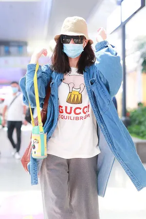 倪妮休闲文艺牛仔外套高铁站照图片_5