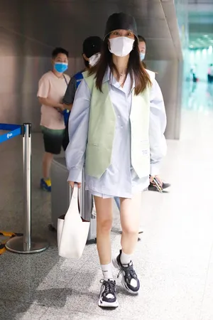 郁可唯小清新纤细美腿机场照图片第3张