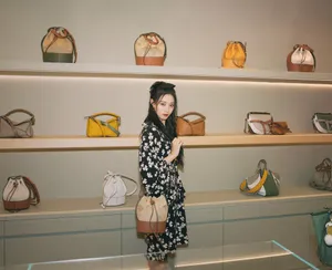 徐艺洋复古连衣裙清新性感图片_3