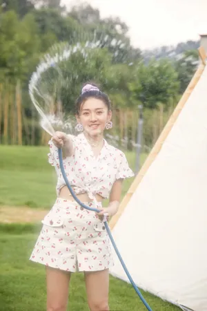 梁洁印花露腰装性感写真图片_1