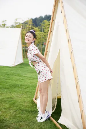 梁洁印花露腰装性感写真图片_3