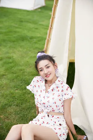 梁洁印花露腰装性感写真图片_4