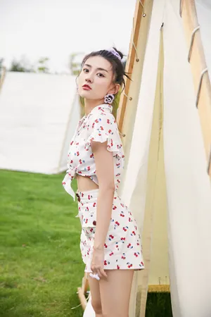 梁洁印花露腰装性感写真图片_5