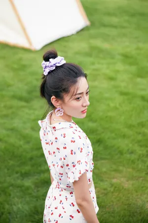 梁洁印花露腰装性感写真图片_6