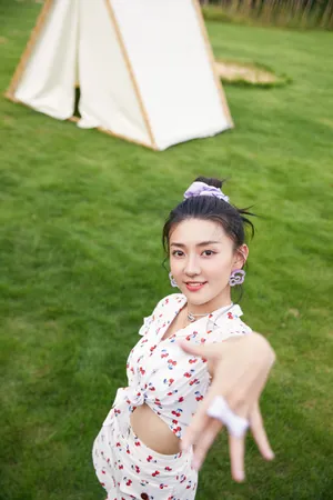 梁洁印花露腰装性感写真图片_7