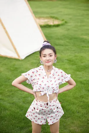 梁洁印花露腰装性感写真图片_8