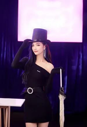 曾可妮黑色修身针织裙性感写真_3