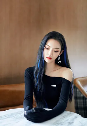 曾可妮黑色修身针织裙性感写真_7
