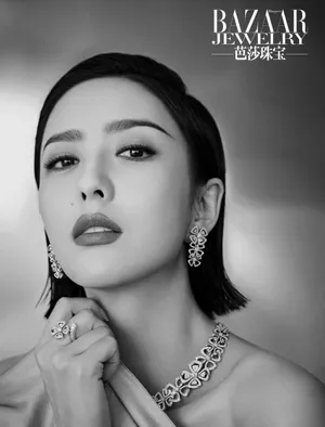 佟丽娅真空西装酷飒时尚写真