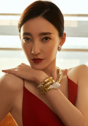 王丽坤吊带红裙性感写真图片_1