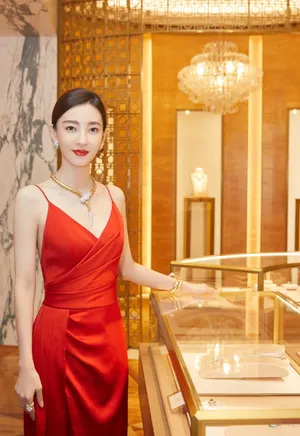王丽坤吊带红裙性感写真图片_1