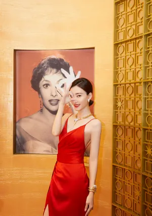 王丽坤吊带红裙性感写真图片_3