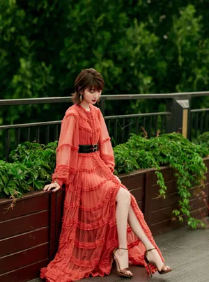 毛晓彤开叉红裙写真图片_8