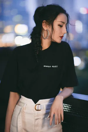 迪丽热巴酷飒摩登黑衣写真图片
