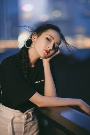 迪丽热巴酷飒摩登黑衣写真图片_3