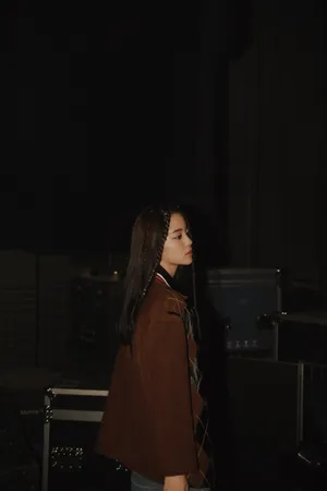 欧阳娜娜指环发辫酷美写真图片_3