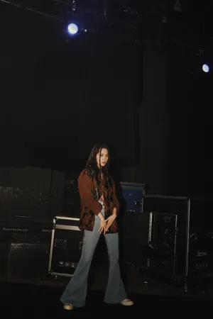欧阳娜娜指环发辫酷美写真图片_5