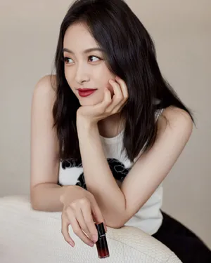 宋茜红唇性感代言写真图片