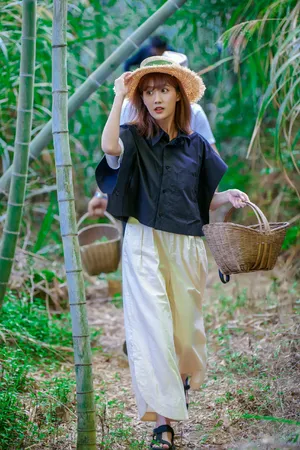 李艺彤田园风甜美写真图片_3