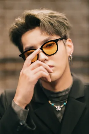 吴亦凡潮酷个性西装写真图片_2