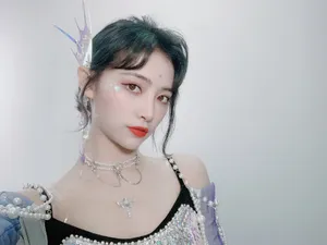 许佳琪唯美水中舞蹈服装图片
