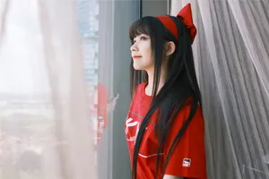 赖美云红色蝴蝶结俏丽写真图片_2