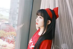 赖美云红色蝴蝶结俏丽写真图片_4