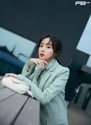 胡冰卿绿色西装时尚写真图片_3