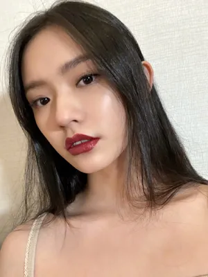 林允性感红唇写真图片