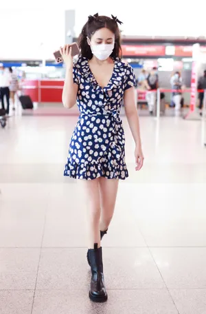 刘芸雏菊连衣裙少女感街拍图片_2