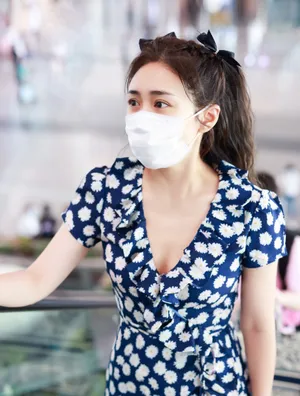 刘芸雏菊连衣裙少女感街拍图片_3