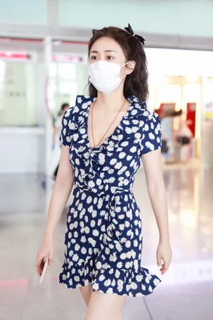 刘芸雏菊连衣裙少女感街拍图片_4