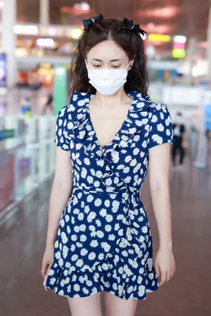 刘芸雏菊连衣裙少女感街拍图片_5